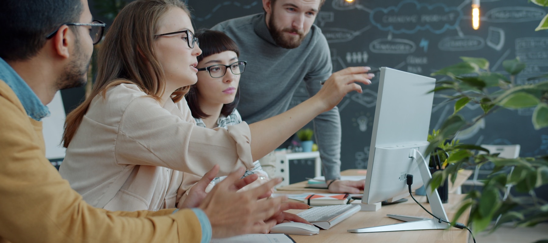Team bei der gemeinsamen Entwicklung einer digitalen Lösung